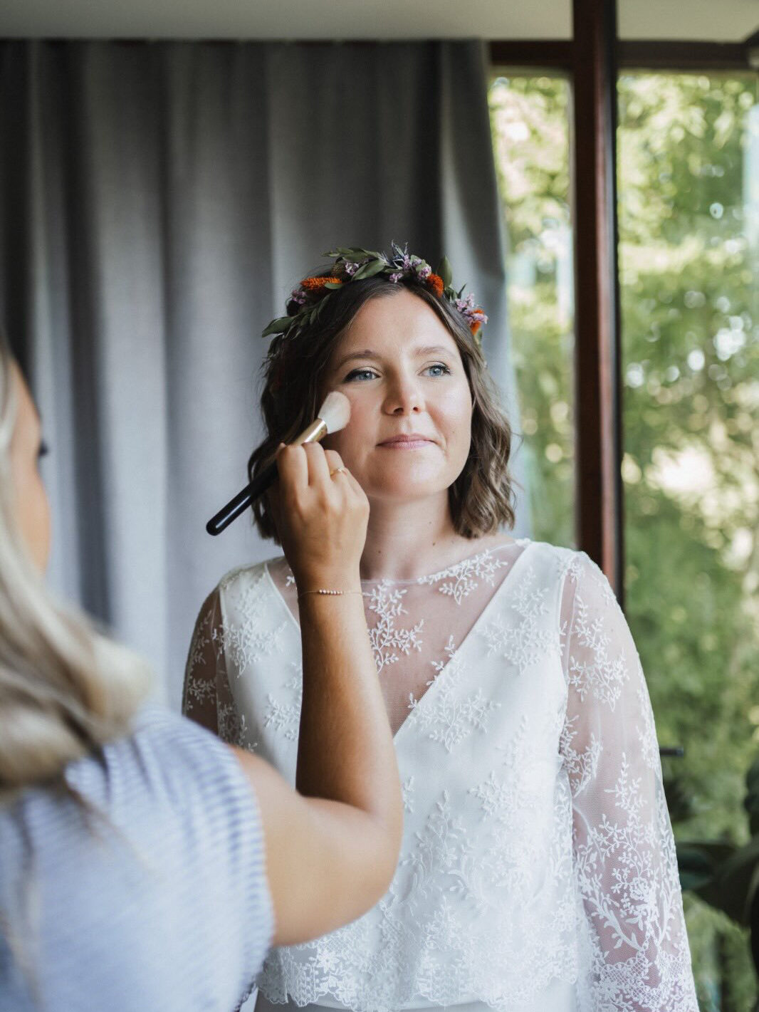 Romane de R'beauté en train de maquiller une mariée