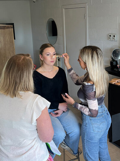 Formation d'une dame pour développer ses compétences en maquillage